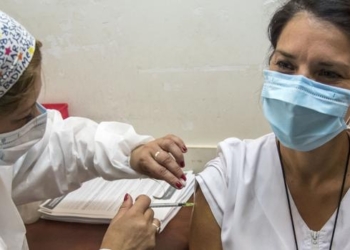 Una enfermera vacuna a una sanitaria en un hospital en Rosario Argentina | Foto ABC