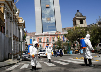 Fumigación en la plaza Murillo