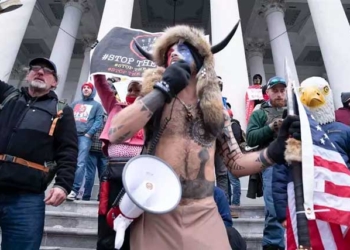 Simpatizantes del presidente de EEUU, Donald Trump, durante la toma por parte de estos del Capitolio, en Washington. - Douglas Christian/ZUMA Wire/dpa