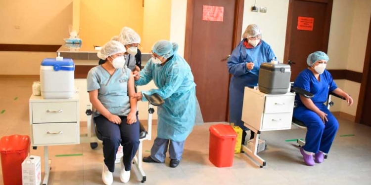 45 profesionales en salud recibieron hoy la primera dosis de la vacuna Sputnik V
