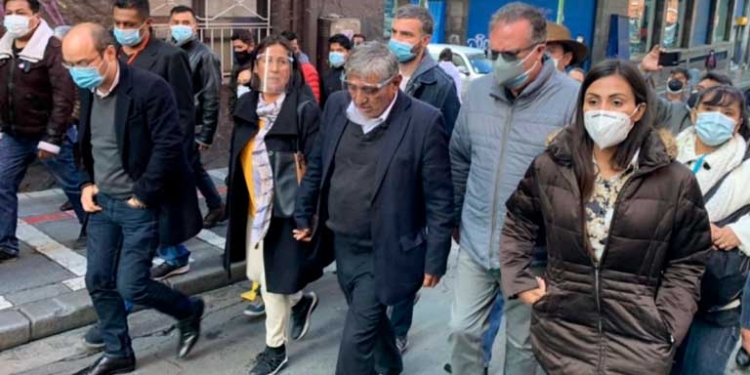 Arias junto a asambleístas de Creemos y Comunidad Ciudadana | Foto: RRSS