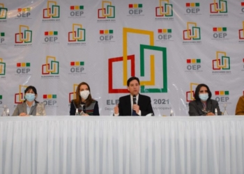 Vocales del TSE en el centro de cómputo | Foto: TSE