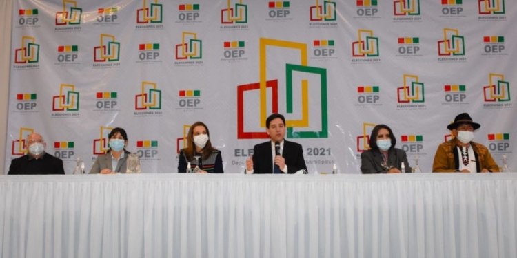 Vocales del TSE en el centro de cómputo | Foto: TSE