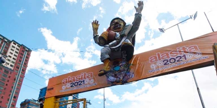 Puerta posterior de la Feria de Alasita 2021 en La Paz