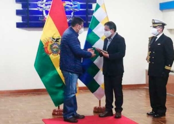 El presidente Luis Arce Catacora, entregó el bastón de mando al vicepresidente David Choquehuanca, para cumplir una visita oficial a México | Foto: Min. Presidencia