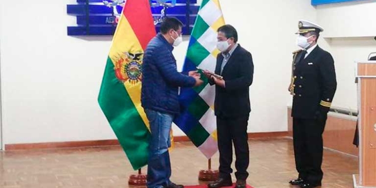 El presidente Luis Arce Catacora, entregó el bastón de mando al vicepresidente David Choquehuanca, para cumplir una visita oficial a México | Foto: Min. Presidencia