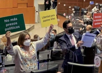 La senadora Xóchitl Gálvez Ruiz exhibió un par de cartulinas con las leyendas “No más presos políticos” y “Libertad para Jeanine Áñez” | Foto: RRSS