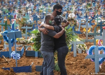 Dolor en el cementerio de la ciudad brasileña de Manaus, a orillas del río Amazonas