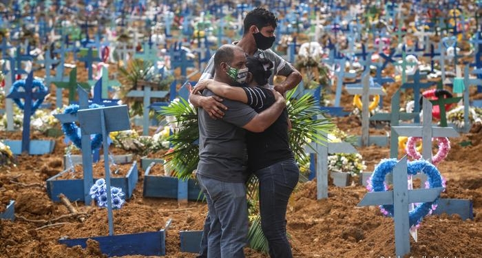 Dolor en el cementerio de la ciudad brasileña de Manaus, a orillas del río Amazonas