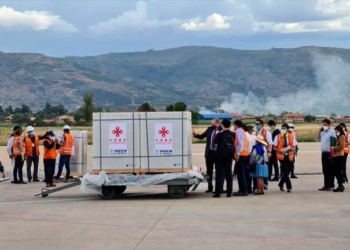 Llega a Cochabamba la aeronave de BoA con las 200.000 dosis de Sinopharm y 4,2 millones de jeringas | Foto: ABI