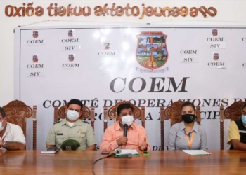 El alcalde de San Ignacio de Velasco, Moisés Salces Lozano, dando conferencia de prensa luego de la reunión con el COEM | Foto: RRSS