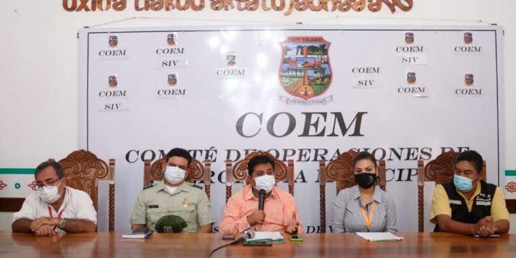 El alcalde de San Ignacio de Velasco, Moisés Salces Lozano, dando conferencia de prensa luego de la reunión con el COEM | Foto: RRSS