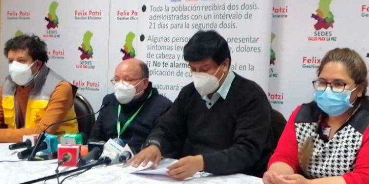 Director Técnico SEDES La Paz, 
Dr Ramiro Narváez, presenta el Plan Departamental de Vacunación contra el COVID-19 para el mes de abril | Foto: SEDES La Paz