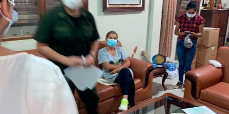 Áñez antes de ser trasladada a La Paz | Foto: Min. Gobierno