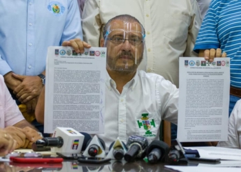 El pronunciamiento dando a conocer sus resoluciones fue leído por el presidente del cívico cruceño, Rómulo Calvo | Foto: RRSS