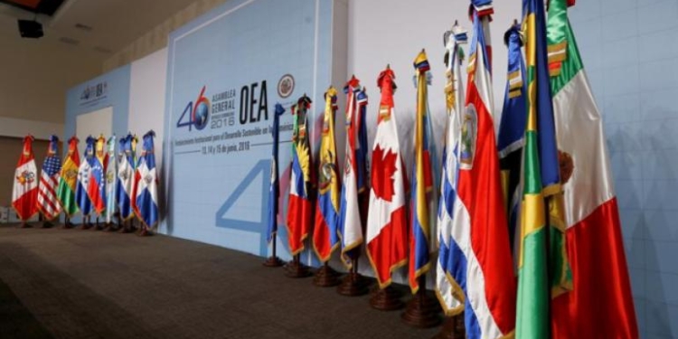 Vista general de las banderas de los países en el salón donde se realizó la XLVI Asamblea General Ordinaria de la Organización de Estados Americanos (OEA). | EFE