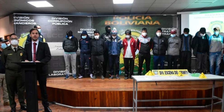 El ministro de Gobierno, Eduardo Del Castillo presenta a las 10 personas que fueron arrestadas en el bloqueo a los Yungas. | Foto: RRSS