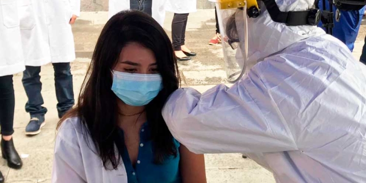 Vacunan a estudiantes de la UMSA que participarán en las brigadas para la campaña de vacunación de COVID-19 | Foto: Sedes La Paz