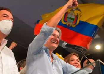 Guillermo Lasso se declaró ganador de las presidenciales de Ecuador ante su equipo de campaña. Guayaquil, | Foto: Fernando Mendez / AFP