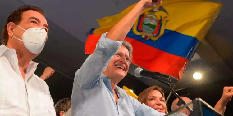 Guillermo Lasso se declaró ganador de las presidenciales de Ecuador ante su equipo de campaña. Guayaquil, | Foto: Fernando Mendez / AFP