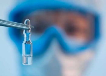 Una ampolla que contiene una dosis de Sputnik V. © Vía Reuters