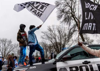 Manifestantes se enfrentaron con la policía en Minneapolis luego de que un hombre negro fuera abatido por un agente Kerem Yucel AFP