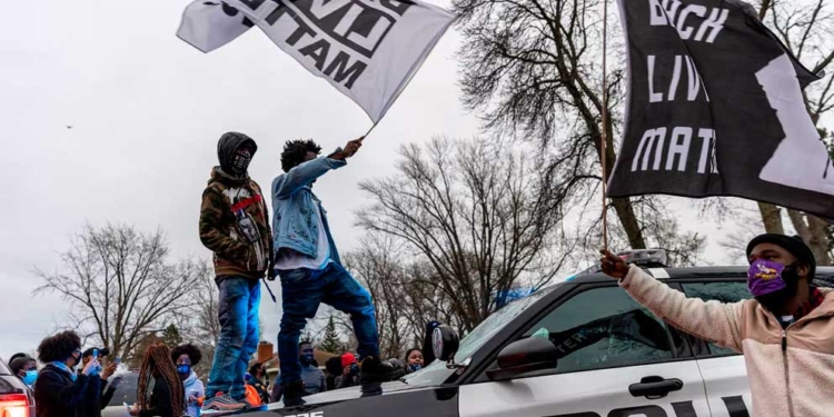 Manifestantes se enfrentaron con la policía en Minneapolis luego de que un hombre negro fuera abatido por un agente Kerem Yucel AFP