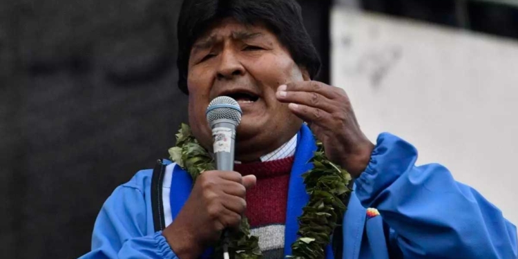 "Lamento mucho decir, ayer [domingo] a nivel internacional nos ha ido mal: hemos perdido en Ecuador, pero ganamos en Perú en la primera vuelta", dijo Evo Morales en la región cocalera del Chapare, su bastión político en el centro de Bolivia AIZAR RALDES AFP/Archivos