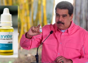 Nicolás Maduro sosteniendo en su mano Carvativir | Foto: El Universo