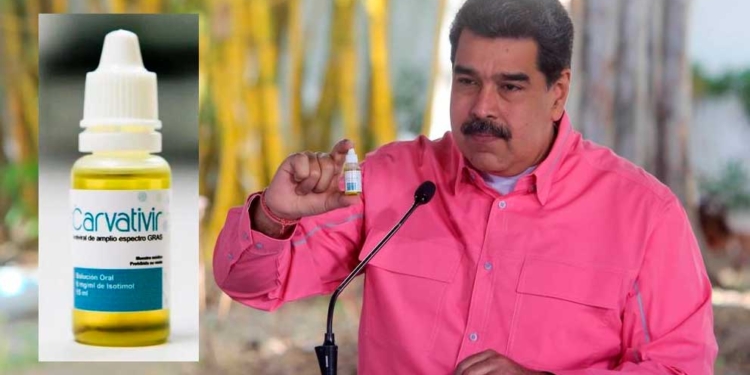 Nicolás Maduro sosteniendo en su mano Carvativir | Foto: El Universo