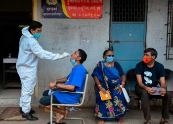 Un trabajador sanitario realiza un test de detección del covid-19 a un hombre en Bombay, India, el 17 de abril de 2021 Punit Paranjpe AFP