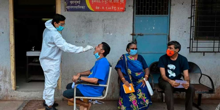 Un trabajador sanitario realiza un test de detección del covid-19 a un hombre en Bombay, India, el 17 de abril de 2021 Punit Paranjpe AFP