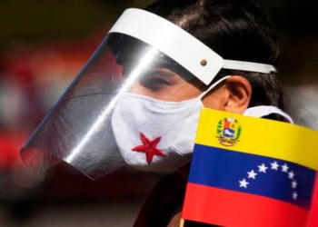 Una persona con careta y mascarilla en Venezuela por el coronavirus. /
ANSA
