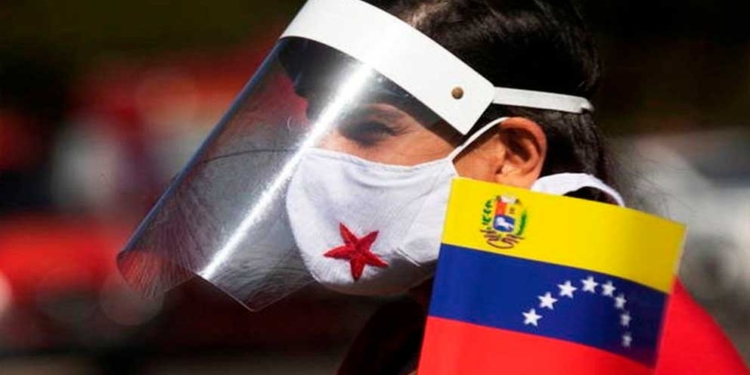 Una persona con careta y mascarilla en Venezuela por el coronavirus. /
ANSA