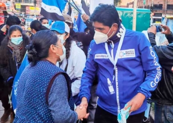 Franklin Flores recorre la ciudad de el Alto en la recta final de su campaña electoral. | Foto: RRSS