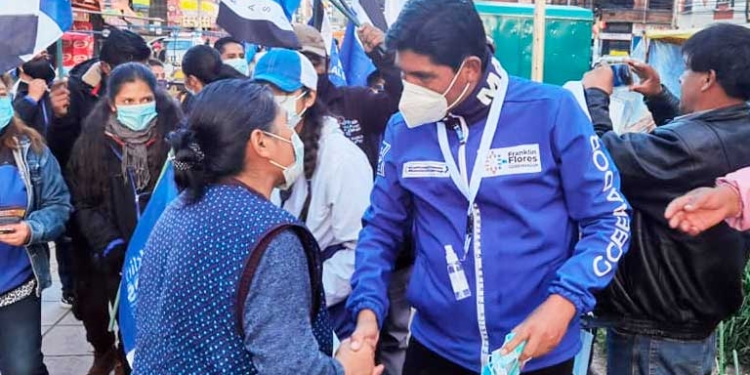 Franklin Flores recorre la ciudad de el Alto en la recta final de su campaña electoral. | Foto: RRSS