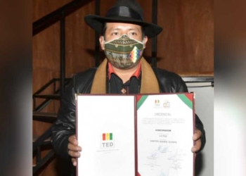 Santos Quispe recibió su credencial como nuevo gobernador de La Paz | Foto: RRSS