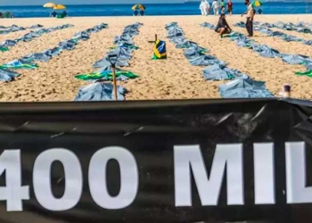 Protesta en la playa de Copacabana contra la situación de Brasil frente al coronavirus - ELLAN LUSTOSA / ZUMA PRESS / CONTACTOPHOTO