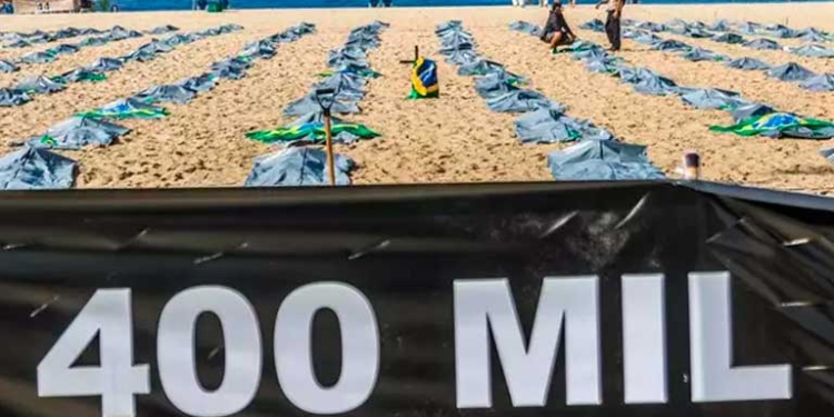 Protesta en la playa de Copacabana contra la situación de Brasil frente al coronavirus - ELLAN LUSTOSA / ZUMA PRESS / CONTACTOPHOTO