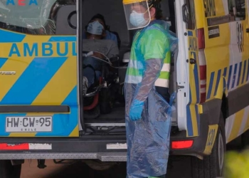 Un paciente con coronavirus es trasladado en ambulancia en Santiago. | Foto: AFP