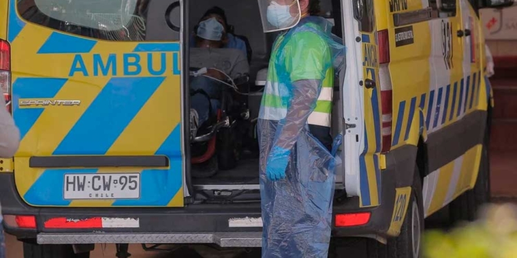 Un paciente con coronavirus es trasladado en ambulancia en Santiago. | Foto: AFP