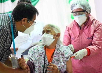 La adulta mayor Narcisa Miranda, fue la primera persona en recibir la dosis Sinopharm, en un emotivo acto en el municipio de Monteagudo que contó con la presencia del presidente Luis Arce. | Foto: Viceministerio de Comunicación