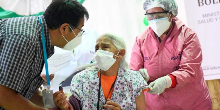 La adulta mayor Narcisa Miranda, fue la primera persona en recibir la dosis Sinopharm, en un emotivo acto en el municipio de Monteagudo que contó con la presencia del presidente Luis Arce. | Foto: Viceministerio de Comunicación