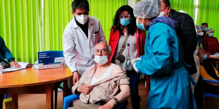 En el Asilo San Ramón de la ciudad de La Paz, el Servicio Departamental de Salud, SEDES La Paz, dio inicio a la vacunación contra el COVID-19 | Foto: SEDES La Paz