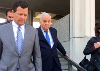 El ex presidente de Bolivia Gonzalo Sánchez de Lozada, de 87 años, deja la corte sin abogados. | Foto: Leila Macor / AFP / Getty Images