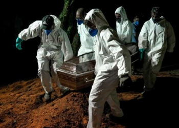 Brasileños entierran a un fallecido por coronavirus. /
EP