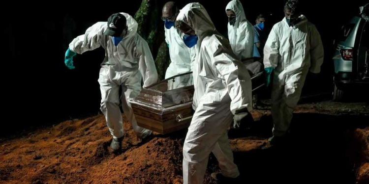 Brasileños entierran a un fallecido por coronavirus. /
EP