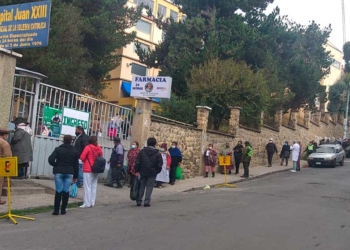 Larga fila en el Punto de Vacunación Hospital Juan XXIII, La Paz Bolivia