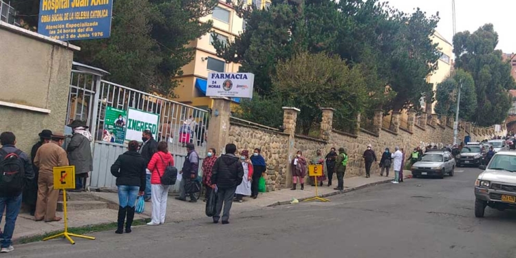 Larga fila en el Punto de Vacunación Hospital Juan XXIII, La Paz Bolivia