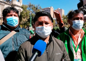 El presidente de la Adepcoca de La Paz, Armin Lluta, brinda declaraciones a los medios. Foto: ERBOL